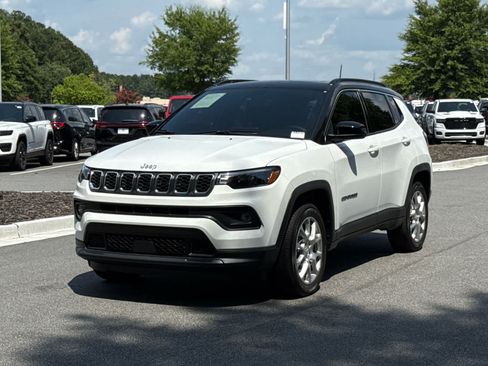 Used 2024 Jeep Compass Latitude w/ Sun and Sound Group AWD/4WD image 9