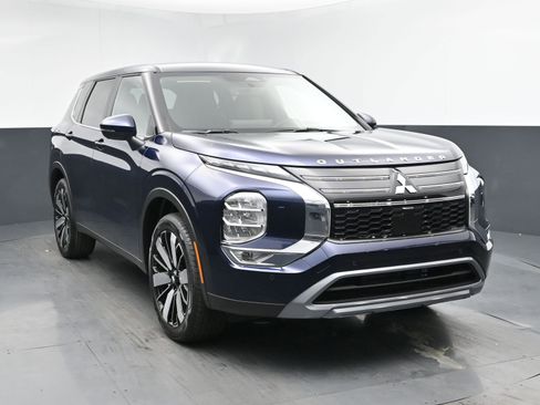 New 2025 Mitsubishi Outlander SE image 2