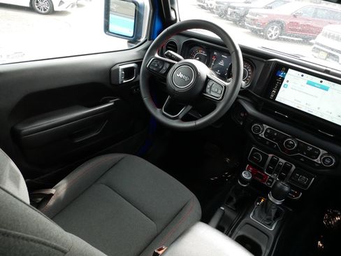 Used 2024 Jeep Wrangler Unlimited Rubicon w/ Technology Group image 9