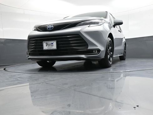 Used 2025 Toyota Sienna XLE Woodland Edition AWD/4WD image 28