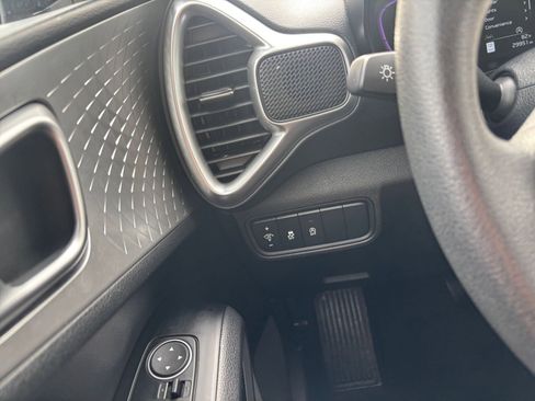 Used 2025 Kia Soul LX w/ LX Technology Package FWD image 32