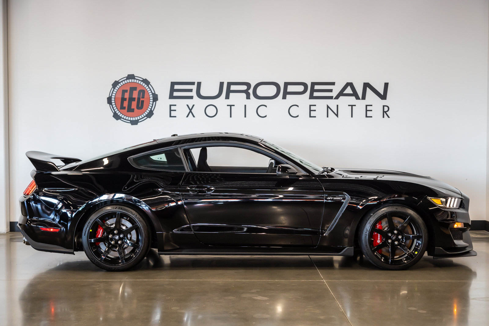 Used 2019 Ford Mustang Shelby GT350R w/ GT350R Equipment Group 920A RWD image 11