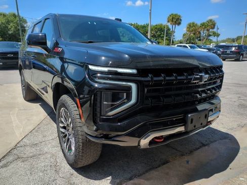 Certified 2025 Chevrolet Suburban Z71 AWD/4WD image 1