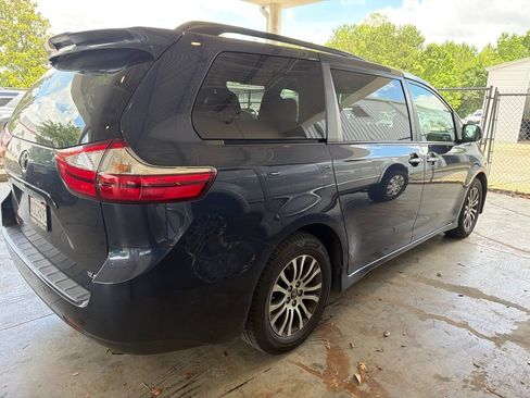 Used 2019 Toyota Sienna XLE Premium FWD image 3