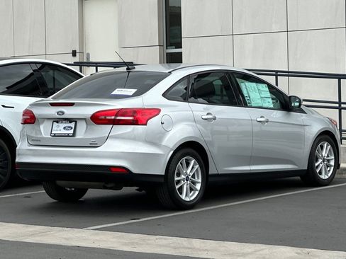 Certified 2018 Ford Focus SE FWD image 3