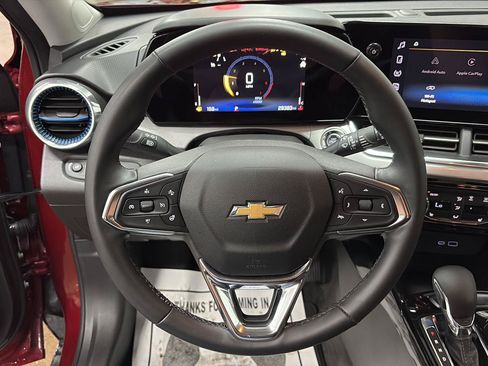 Used 2025 Chevrolet Trax LT w/ LT Convenience Package FWD image 7
