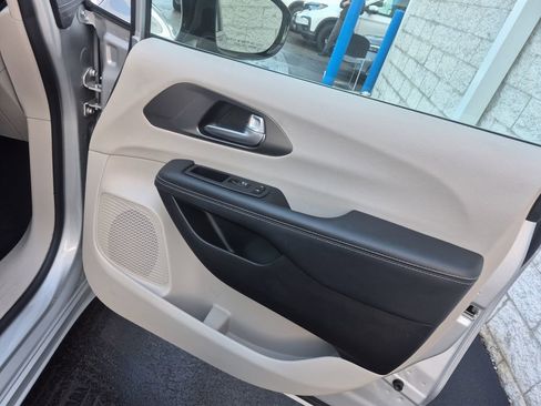 Used 2024 Chrysler Pacifica Touring-L image 21