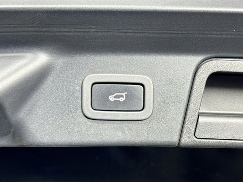 Used 2019 Land Rover Range Rover Velar R-Dynamic SE image 33