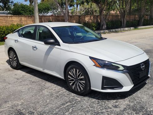 Used 2024 Nissan Altima 2.5 SV image 4