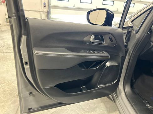 Used 2025 Chrysler Pacifica Select FWD image 15