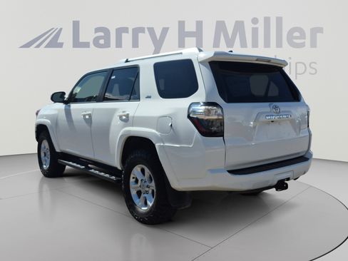 Used 2017 Toyota 4Runner SR5 AWD/4WD image 3