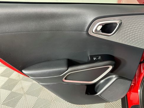 Used 2025 Kia Soul S FWD image 24