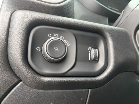 Used 2024 RAM 2500 Tradesman w/ Chrome Appearance Group image 24