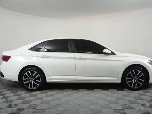 Used 2025 Volkswagen Jetta SE FWD image 2