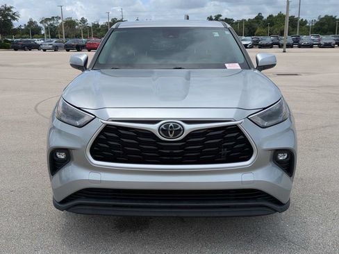 Used 2022 Toyota Highlander LE FWD image 3