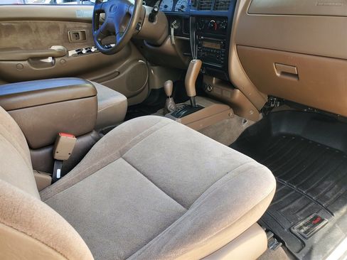 Used 2003 Toyota Tacoma w/ SR5 Package image 34