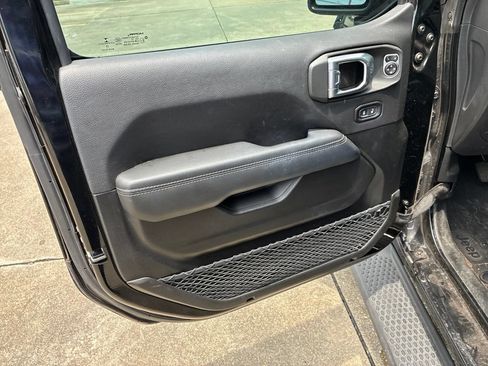 Used 2022 Jeep Wrangler Unlimited Sahara w/ Cold Weather Group AWD/4WD image 18