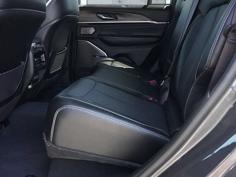 Used 2023 Jeep Grand Cherokee Overland w/ Luxury Tech Group IV AWD/4WD image 37