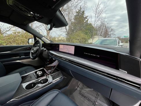 Used 2025 Cadillac Escalade IQ Luxury 2 image 39