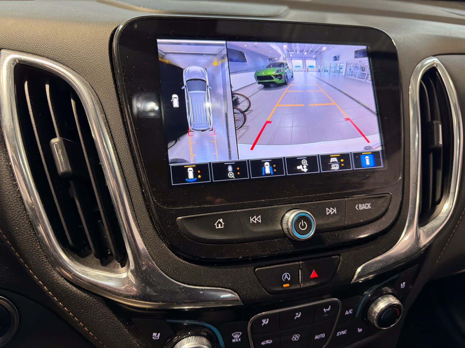 Used 2022 Chevrolet Equinox Premier AWD/4WD image 9