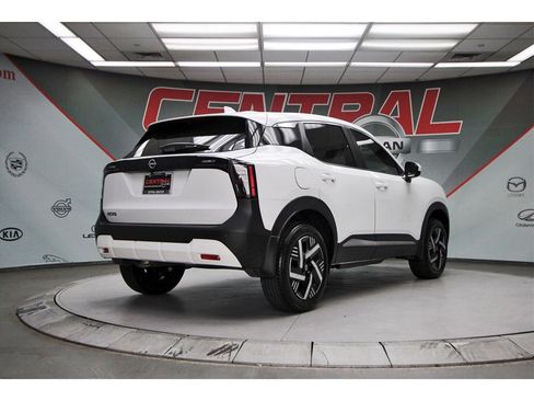 Used 2025 Nissan Kicks SV image 5