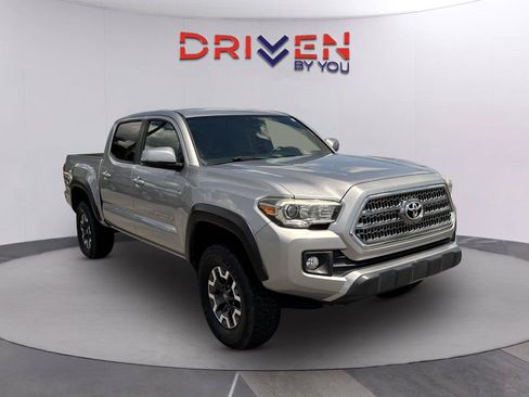 Used 2017 Toyota Tacoma TRD Off-Road w/ Tow Package (A/T) AWD/4WD image 2
