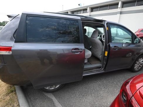 Used 2014 Toyota Sienna LE AWD/4WD image 8