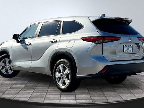Used 2023 Toyota Highlander LE FWD image 4