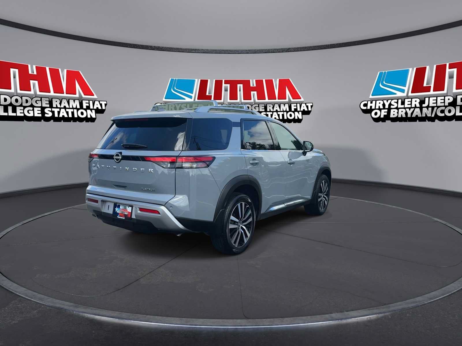 Used 2024 Nissan Pathfinder Platinum w/ Cargo Package FWD image 8