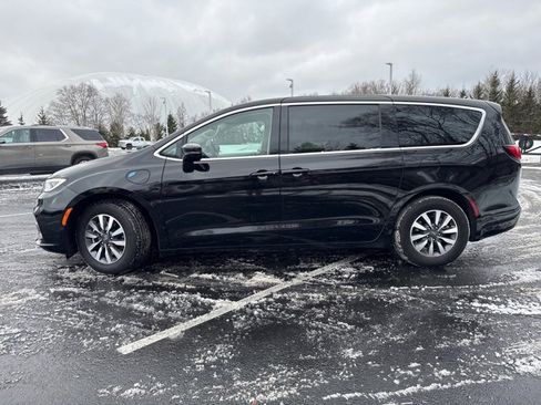 Used 2024 Chrysler Pacifica Select image 8