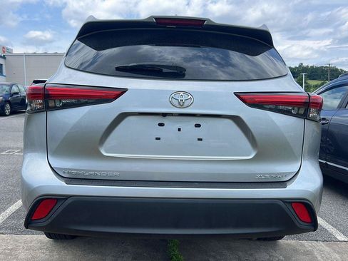 Used 2022 Toyota Highlander XLE AWD/4WD image 4