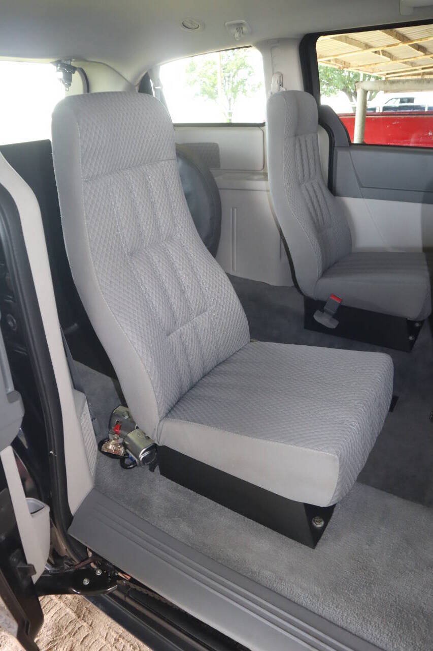 Used 2010 Dodge Grand Caravan SE FWD image 16