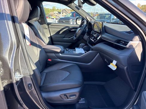 Used 2025 Toyota Highlander XSE image 6