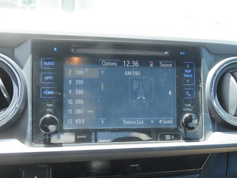 Used 2017 Toyota Tacoma TRD Sport AWD/4WD image 29