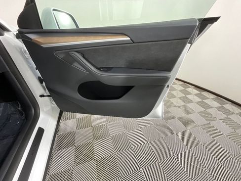 Used 2024 Tesla Model Y Long Range AWD/4WD image 21