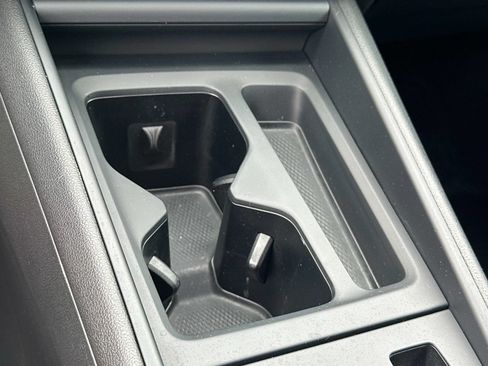 Used 2025 Volkswagen Tiguan SE FWD image 19