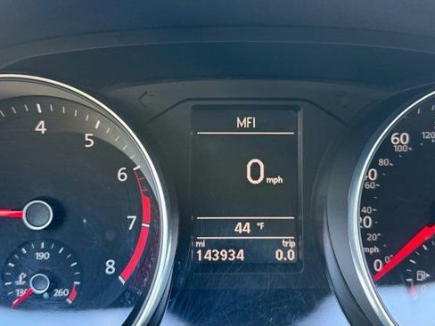 Used 2017 Volkswagen Passat 1.8T R-Line w/ R-Line Lighting Package image 9