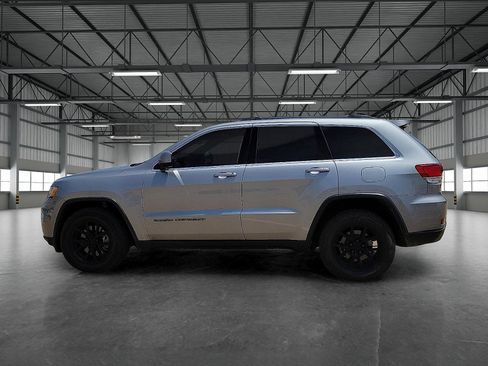 Used 2021 Jeep Grand Cherokee Laredo image 2