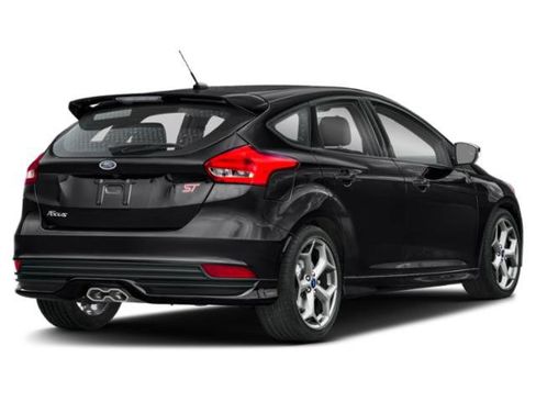 Used 2018 Ford Focus ST w/ Equipment Group 402A FWD image 2