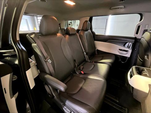 Used 2023 Kia Carnival LX FWD image 20