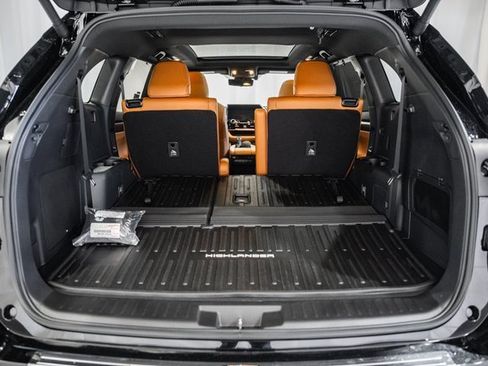 New 2026 Toyota Highlander Platinum image 9