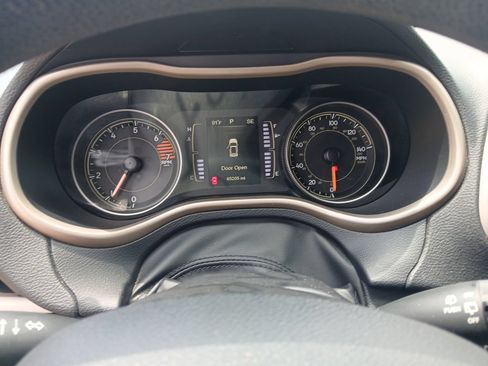 Used 2016 Jeep Cherokee Sport FWD image 12