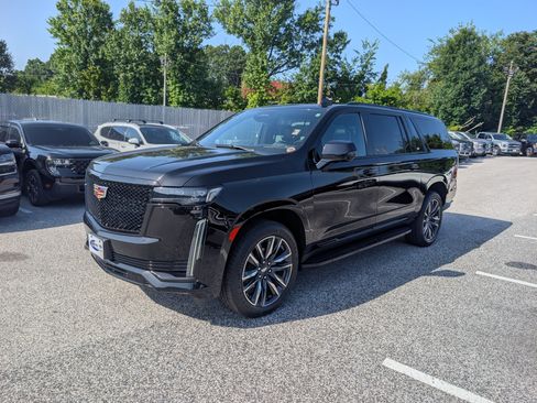Used 2022 Cadillac Escalade ESV Sport AWD/4WD image 2