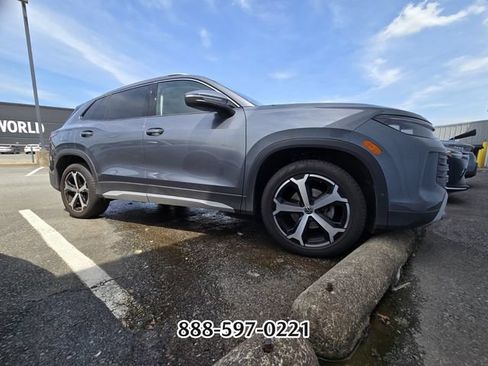 Certified 2025 Volkswagen Tiguan SE FWD image 7