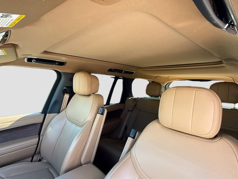 Used 2025 Land Rover Range Rover SE image 26