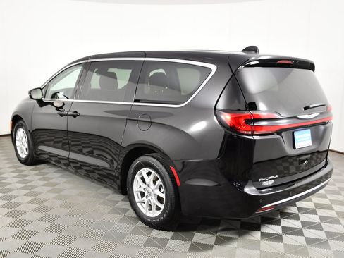 Used 2024 Chrysler Pacifica Touring-L FWD image 8