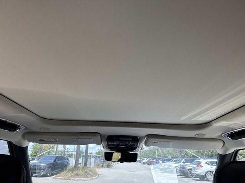 Certified 2025 Land Rover Range Rover SE AWD/4WD image 18