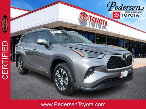 Certified 2025 Toyota Highlander XLE image 1