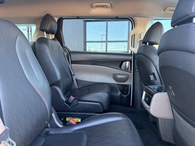 Used 2025 Kia Carnival FWD image 13