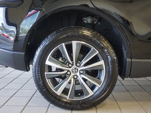 Certified 2022 Toyota Venza LE image 32